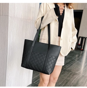 Détail d'un grand sac cabas noir avec surpiqûres en losanges et texture en similicuir