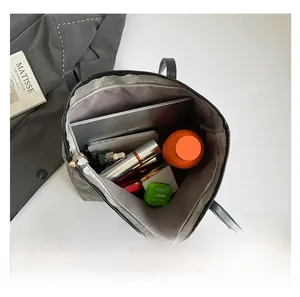 Interno spazioso di una borsa tote grigio scuro con grande capacità per oggetti quotidiani