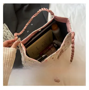 Vue détaillée de l'intérieur du sac cabas floral avec fermeture aimantée et doublure rose