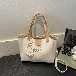 Sac à main en cuir PU beige avec lettrage FASHION, breloque lapin et bandoulière