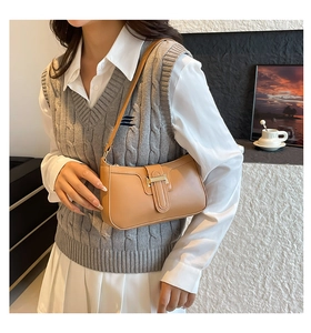 Detailaufnahme der camelfarbenen Ledertasche mit Goldschnalle und elegantem Design
