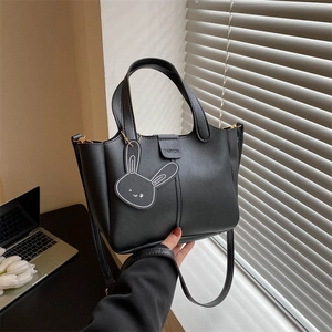 Sac à main chic noir pour femme avec breloque lapin mignonne et bandoulière