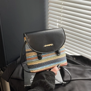 Piccola borsa a tracolla alla moda con strisce colorate intrecciate e logo in metallo