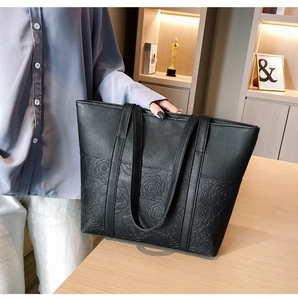 Détail montrant la texture de rose en relief sur ce grand sac cabas noir élégant