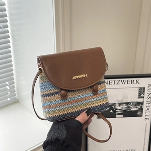 Borsa a tracolla intrecciata chic a righe con patta in pelle marrone da donna
