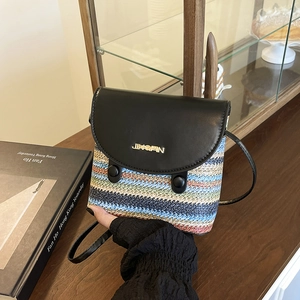 Mini borsa a tracolla intrecciata a righe con patta in pelle nera e logo in metallo dorato