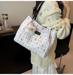 Détail du sac cabas blanc avec imprimé ours et breloque étoile en peluche douce
