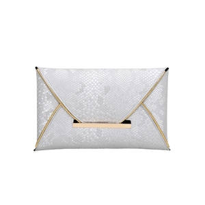 Pochette enveloppe argentée motif serpent pour femme avec détails en métal doré chic