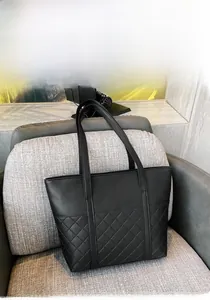 Détail du grand sac cabas noir avec un élégant motif matelassé en losanges