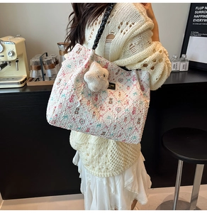 Détail du sac cabas matelassé blanc avec motifs d'ours et pendentif étoile en peluche