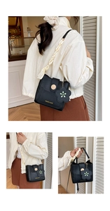 Détail d'un sac seau en cuir PU noir avec boucle en bois et breloque florale