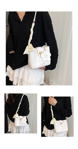 Sac bandoulière blanc avec bandoulière en foulard de soie et pendentif floral détaillé