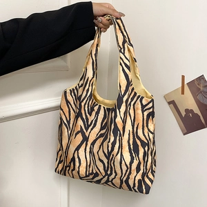 Stijlvolle dames shopper met tijgerprint en grote capaciteit voor de zomer