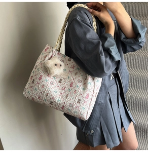 Sac fourre-tout floral avec broderie ours et pendentif étoile en peluche jaune