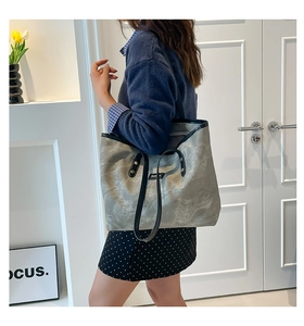 Dettaglio della borsa tote vintage grande con trama marmo grigio e patch di moda nero