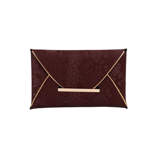 Pochette de soirée enveloppe bordeaux avec texture serpent et détails en métal doré