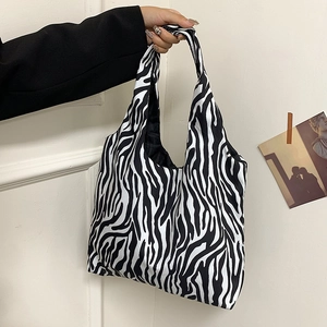 Minimalistische grote zebraprint draagtas met zwart-wit dierenpatroon voor dames mode