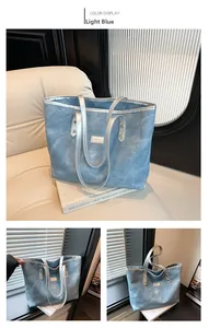 Dettaglio della borsa tote azzurra con spalline argento e tessuto a trama denim