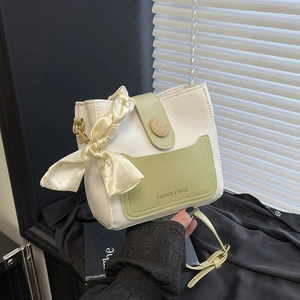 Sac seau rétro crème et vert avec boucle en bois et foulard en soie décoratif