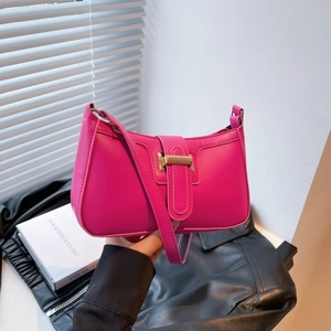 Schicke rosenrote Halbmond-Schultertasche mit Goldschnalle in modernem Licht und Schatten