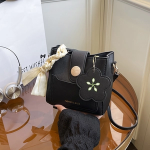 Sac seau noir élégant avec poignée en foulard de soie et pendentif tournesol