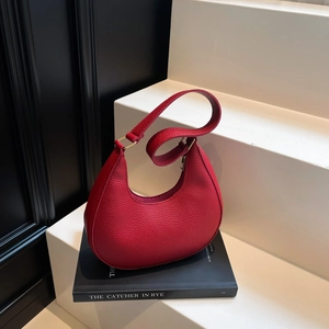 Sac bandoulière demi-lune rouge minimaliste en cuir grainé avec finitions dorées