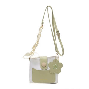 Sac seau vintage bicolore crème et vert avec breloque fleurie et boucle en bois chic