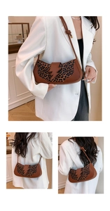 Bolso de hombro leopardo con hebilla de rayo mostrado en varias poses de modelo