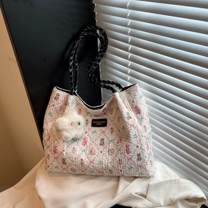 Sac fourre-tout à motif ours et fleurs avec texture plissée et chaîne noire