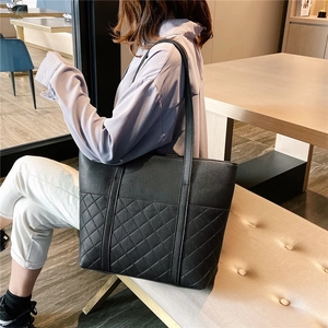 Grand sac cabas noir matelassé pour femme style minimaliste en similicuir chic