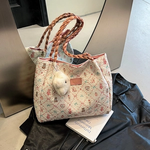 Sac fourre-tout à fleurs avec anses tressées et charm lapin en peluche pour l'été