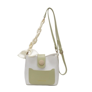 Minimalistische Beuteltasche in Weiß und Salbeigrün mit seidenumwickeltem Griff und Holzknopf