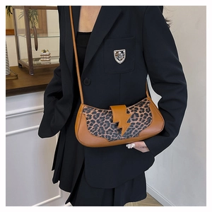 Bolso de hombro con estampado de leopardo y una elegante hebilla en forma de rayo para mujer