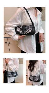 Detalle de bolso de hombro con estampado de leopardo y hebilla de rayo negro.