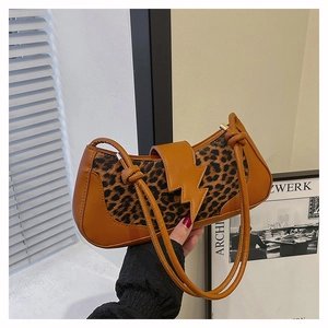 Primer plano de un bolso de hombro con estampado de leopardo y cierre de rayo único