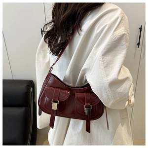 Borsa sottobraccio in pelle rosso scuro con doppie tasche e fibbie metalliche argentate