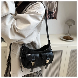 Dettaglio borsa sottobraccio in pelle PU nera con fibbie argentate e tasche eleganti