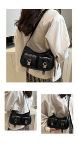 Dettaglio borsa retrò in pelle verniciata nera con tasche con fibbia argentata chic