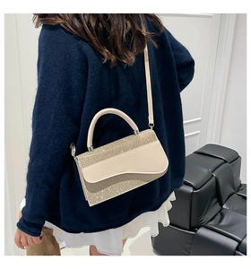 Détails du sac à bandoulière beige élégant avec texture strass et rabat incurvé chic