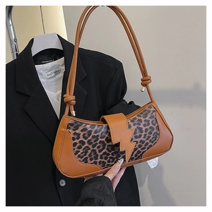 Vista detallada de un bolso de hombro con estampado de leopardo y cierre de rayo marrón