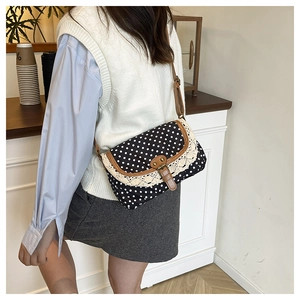Détail du mini sac bandoulière à pois avec bordure en dentelle et bandoulière en cuir