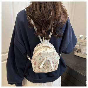 Détail de la vue arrière d'un mini sac à dos en tricot avec ours et nœuds mignons