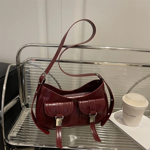 Elegante borsa a spalla bordeaux lucida con due tasche frontali e fibbie argentate