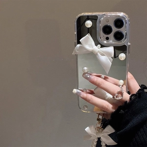 Spiegel iPhone hoesje met elegante witte strik, parels en bijpassende polsband
