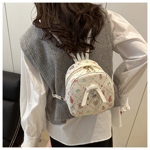 Vue détaillée d'un mini sac à dos avec imprimé lapin et noeud papillon blanc