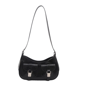 Borsa hobo nera lucida con doppie tasche e fibbie argentate da donna alla moda