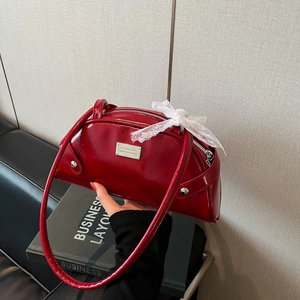 Borsa a spalla retrò bordeaux verniciata con fiocco in pizzo bianco e placca argento