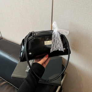 Elegante borsa sottobraccio in vernice nera con fiocco in pizzo bianco e forma a mezza luna