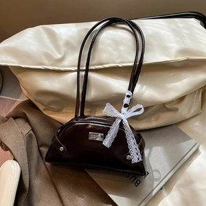 Borsa sottospalla marrone scuro lucida con fiocco di pizzo e stile bowling retrò
