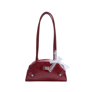 Borsa bowling retrò in vernice rossa con fiocco in pizzo bianco e logo in metallo